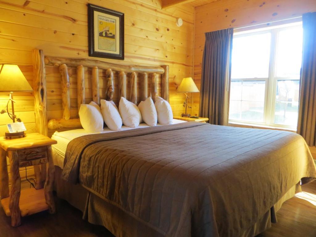 Cabins Of Mackinac & Lodge Mackinaw City Room photo